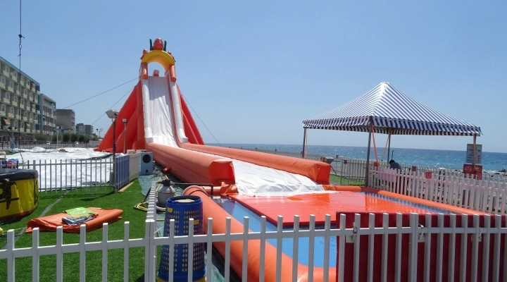 VENERDÌ 14 GIUGNO 2024 SUL LUNGOMARE DI VALLECROSIA (IMPERIA) SI RINNOVA LA VALLECROSIA BEACH CON UNO “SCIVOLONE” DI 50 METRI E GONFIABILI PER BAMBINI