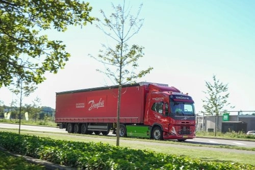 Il tir elettrico di Danfoss viaggia dalla Danimarca fino Le Mans, in Francia