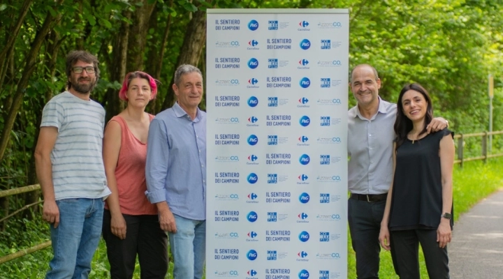 INAUGURATO IL PRIMO “SENTIERO DEI CAMPIONI” ARRIVANO I NUOVI PERCORSI NELLA NATURA APERTI A TUTTI, REALIZZATI DA P&G E CARREFOUR CON COREPLA E AZZEROCO2