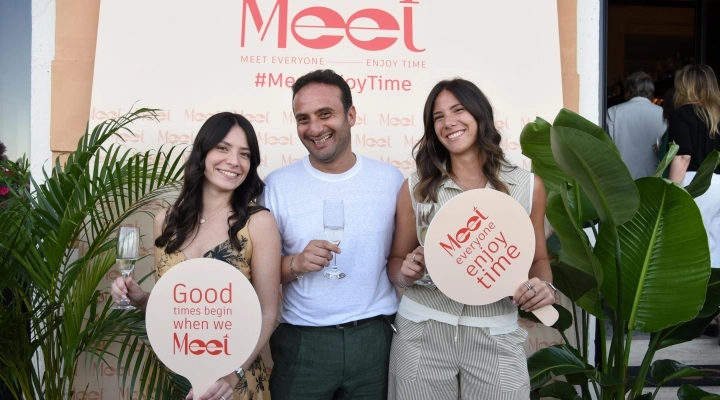 Folla di persone per il lancio ufficiale di Meet a Napoli