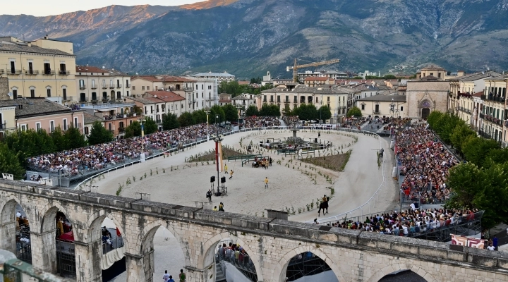 Roma. Al Senato: Il cavallo contro il bullismo, mission sociale della Giostra Cavalleresca di Sulmona che ospita l'Arma dei Carabinieri. Insieme per fare cultura e prevenzione dalla parte degli animali. 