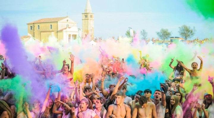 L’HOLI DEI RECORD COLORA IL LITORALE VENEZIANO