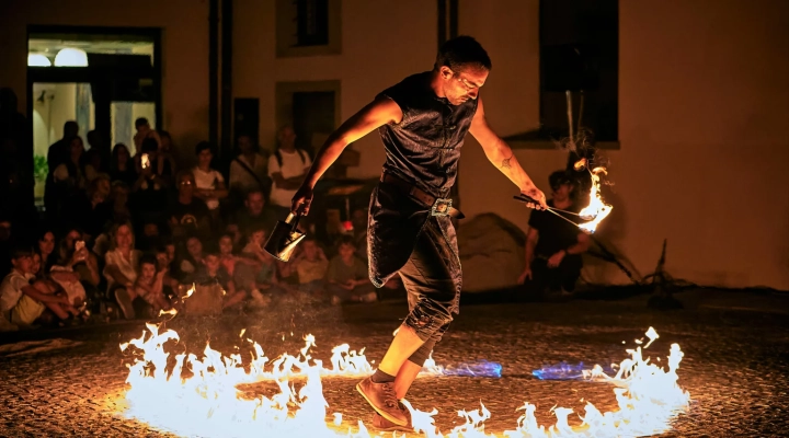 La Luna nel Pozzo arriva in centro a Caorle tra musica, teatro, acrobazie e fuoco