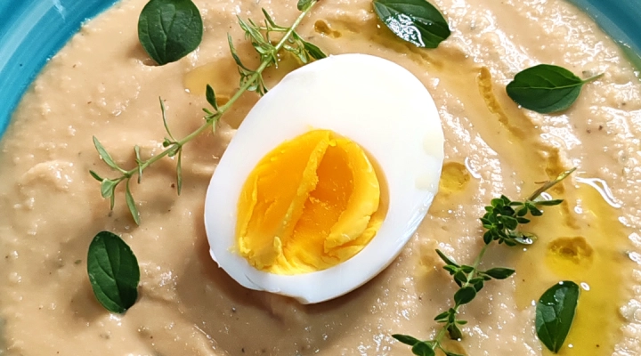 Crema di ceci alle erbe e uovo sodo - nanono.it #yummy #food #delicius