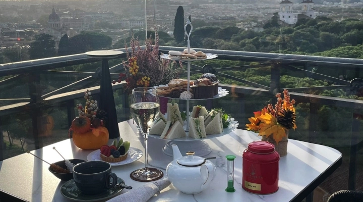 Degustare il tè alle cinque su una terrazza con vista mozzafiato su Roma