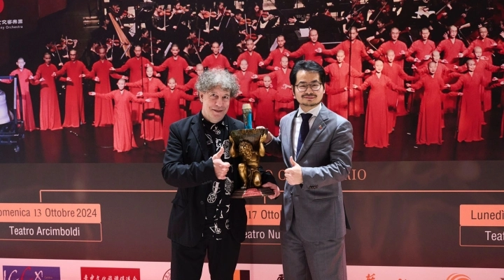 NICOLA CONVERTINO CONSEGNA IL PREMIO DEL “SANREMO MUSIC AWARDS” A SEAN WHITE AL TEATRO ARCINBOLDI DI MILANO PER IL GEMELLAGGIO ITALIA/CINA.