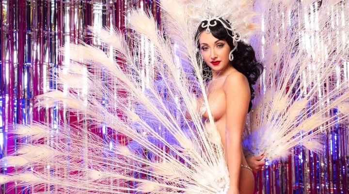 Jolie Papillon: La regina del burlesque torna a Rimini