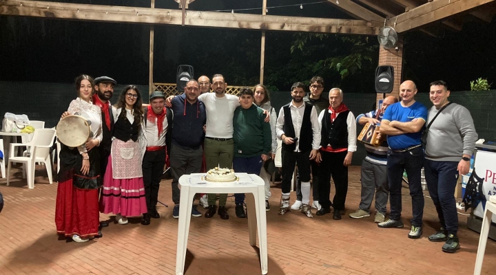 Il gruppo folk “U Sonu Paisanu” riunisce cultura gastronomica e musicale calabrese a Pioltello (MI)