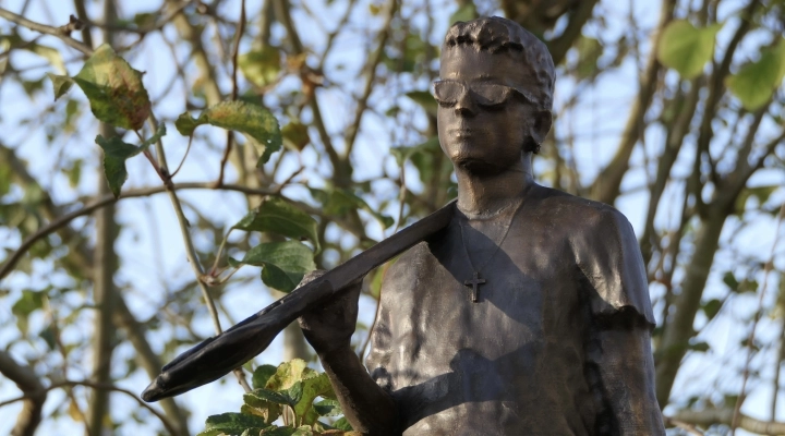 Davide Lo Surdo, a bronze statue honors the music icon