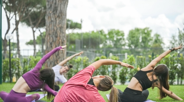 YOGA: FORZA MUSCOLARE, MIGLIORAMENTO DELLA POSTURA E RIDUZIONE DELLO STRESS. I CONSIGLI DELLA TRAINER DI ASPRESSO ROMA