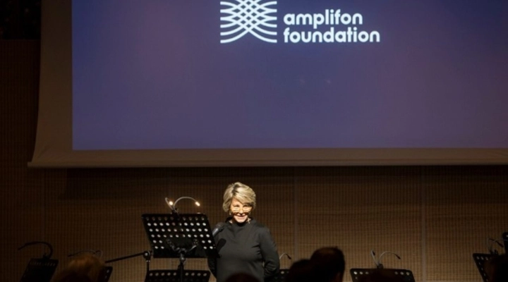 Fondazione Amplifon, Susan Carol Holland: il progetto “Ciao!” sbarca in Francia