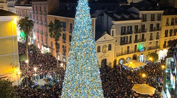 IL 6 DICEMBRE SI ILLUMINA IL MAESTOSO ALBERO DI NATALE A SALERNO