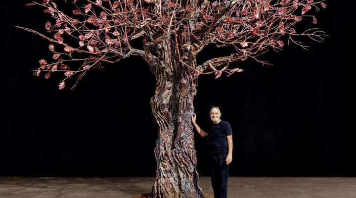 La Quercia di Mamre”, l’imponente opera realizzata da Settimo Tamanini, in arte Mastro7, esposta presso la Chiesa del Caravita a Roma