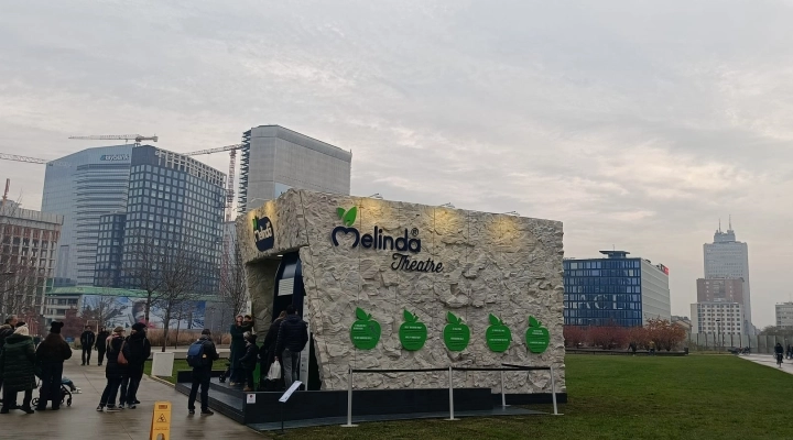 Il Melinda Theatre fa tappa nel cuore di Milano, in Portanuova. Un viaggio immersivo, targato Drawlight, tra sostenibilità e innovazione