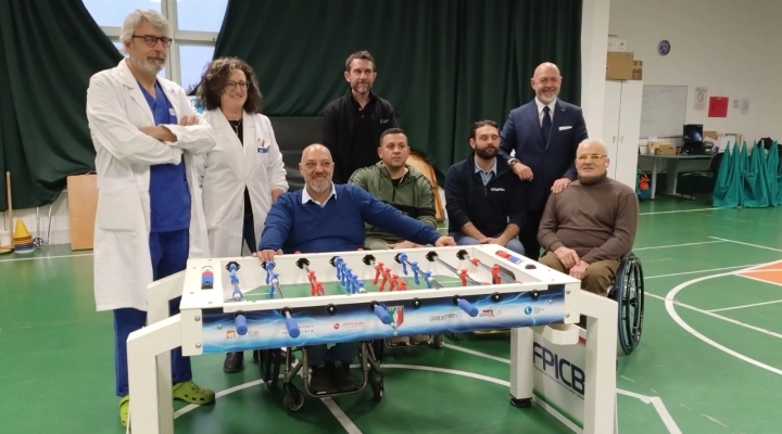 Calcio balilla per la riabilitazione, un dono speciale all’Unità Spinale di Niguarda