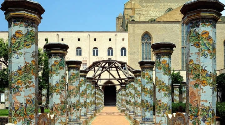 Al via i lavori di restauro del chiostro maiolicato del complesso monumentale di Santa Chiara