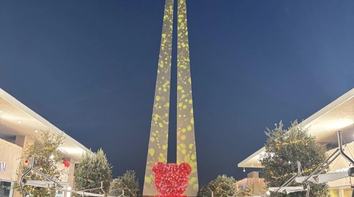 L’albero di Natale più alto d’Italia (e d’Europa) si illumina a Torino Outlet Village