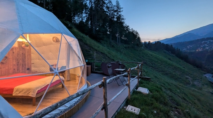 Un soggiorno glamping in tende geodetiche: la magia di una notte romantica nella natura