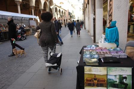 Consegna gratuita di materiale informativo presso i locali pubblici di Padova