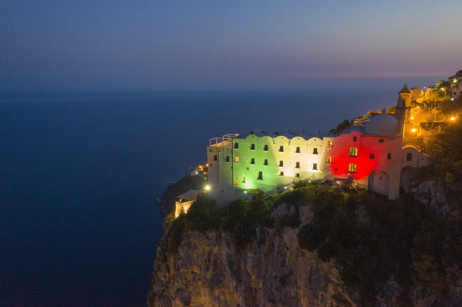 Costiera Amalfitana – Il Monastero Santa Rosa s’illumina del Tricolore