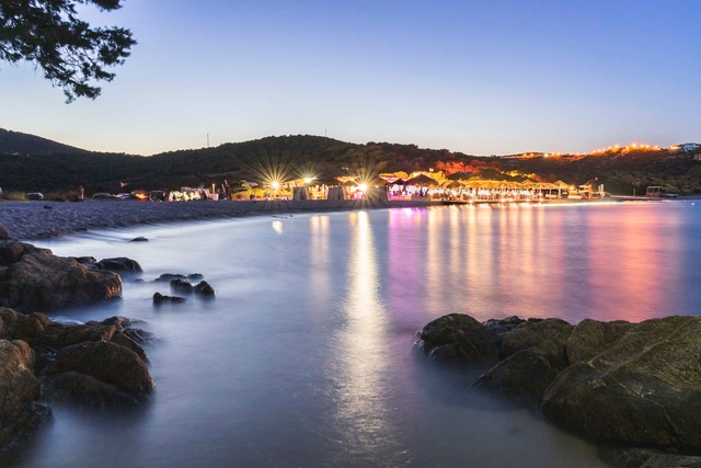  Fino Beach: musica, sole e relax dal mattino a notte fonda... in Costa Smeralda, a Cala Sassari