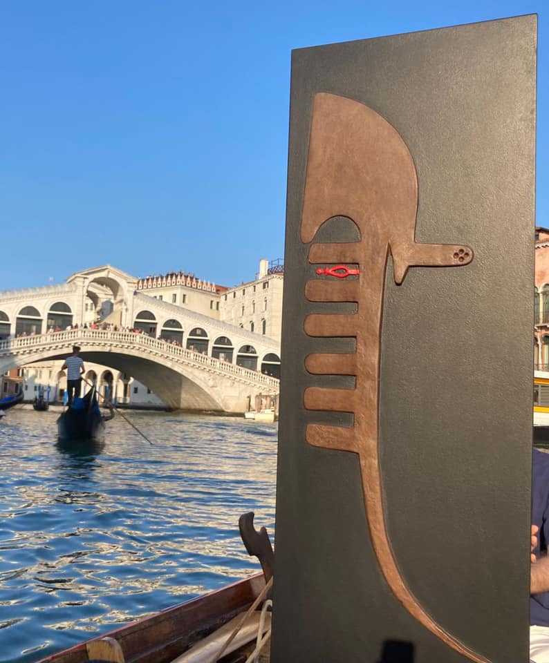 UN TERMOARREDO CON L’IMMAGINE DEL “FERO” DI UNA GONDOLA VENEZIANA