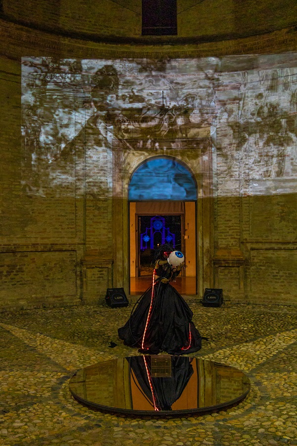 “Circe. Amore e guerra” di Marilena Vita incanta il pubblico della Biennale Light Art di Mantova