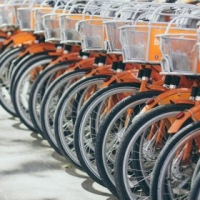 Biciclette elettriche, molte sono made in China: contestazioni, dazi e opportunità