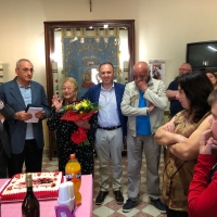 Mariglianella: L’Associazione “Maria SS. dell’Arco” premia la “Mamma più anziana” nella Festa della Mamma. Presenti il Sindaco Felice Di Maiolo ed il Parroco Don Ginetto De Simone.