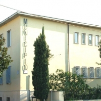  	Mariglianella Completato il potenziamento dell’area esterna della Scuola Primaria di Via Materdomini con palco, sipario e illuminazione.