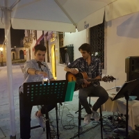 Enrico Nadai e il chitarrista Eros Menegazzo live a “Dalla Cima al Fondo”