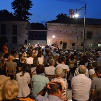 “Il Piave Mormorava”: la voce di Enrico Nadai, con la Piccola Orchestra Veneta, incanta il “Borgo Malanotte” (Vazzola – Tv)