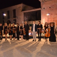 La Piccola Orchestra Veneta, diretta dal Maestro Giancarlo Nadai, e il soprano Loredana Zanchetta incantano il pubblico a “Musica sotto le stelle”.