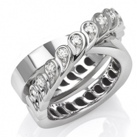 Segreti di Mu celebra la nascita di una nuova vita con l'anello a intreccio in oro e diamanti.