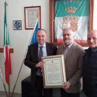 Mariglianella: Pergamena dell’Amministrazione Comunale al mariglianellese Nicola Ricci, nuovo Segretario Generale Regionale CGIL Campania.