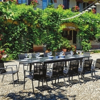 Tavolo Montepulciano e sedia Pienza di Greenwood. Il dining set funzionale e versatile per l’outdoor moderno.