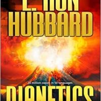 I volontari di Scientology diffondono le pubblicazioni del loro fondatore, L. Ron Hubbard