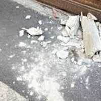 Crollo calcinacci e pezzi di cornicione nelle case popolari di Ponticelli (NA)