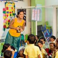 Un' attrice indiana attraversa i confini per insegnare i diritti umani