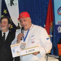 Lo chef napoletano  Gianfranco Anzini   vince a Gallipoli  la XX  edizione del Festival Italiano della Cucina con la Cozza tarantina   