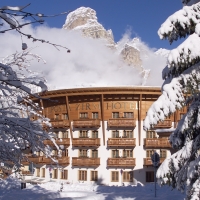 Dolomiti Super Sun al Posta Zirm Hotel di Corvara in Val Badia. In marzo le (ultime) sciate sono ancora più convenienti