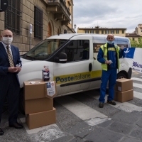 I Bianchi di Santo Spirito donano gel monouso ai portalettere di Poste Italiane