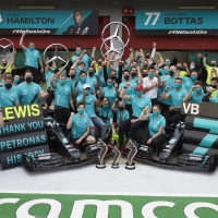 Wolff, Hamilton e Bottas all'unisono: grazie PETRONAS! Per la settima storica doppia vittoria consecutiva nel campionato mondiale di Formula 1®