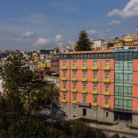 L’Hotel  “The Britannique Naples” si tinge di giallo
