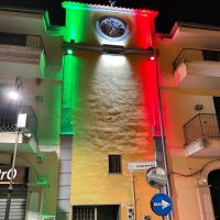 - Mariglianella, Manifesto e illuminazione tricolore dell’orologio storico per la Celebrazione dell’Unità Nazionale.