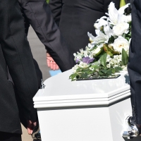 Come organizzare un funerale: le decisioni da prendere