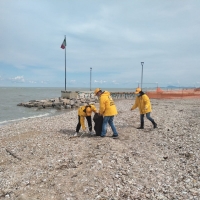 Marotta: I volontari rimuovono oltre 25 kili di spazzatura dalla spiaggia libera di ponente.  