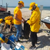  Con un paio di guanti e delle buste: i volontari rimuovono la plastica e sporcizia sull’arenile del  lungomare Nord di Marotta 