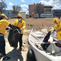Volontari di Scientology in occasione della Giornata Europea del Mare si sono trovati sul lungomare di levante per ripulire la spiaggia di velluto da plastica e rifiuti abbandonati.