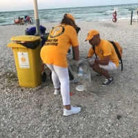 Combattere il degrado e l’inquinamento ambientale raccogliendo plastica e cartacce: volontari all’opera per una pulizia della spiaggia a Marotta